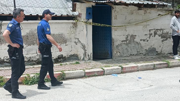 Yalnız yaşadığı evinde ölü bulundu