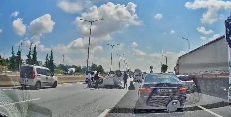 Otoyolda kontrolden çıkan otomobil takla attı