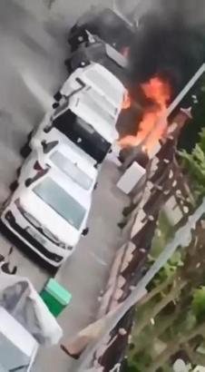 Beyoğlu’nda park halindeki otomobilin alev alev yandığı anlar kamerada