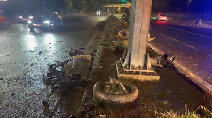 Refüje çarpan otomobilin sürücüsü yaralandı