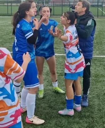 Kadın futbol takımı oyuncuları sahada birbirine girdi