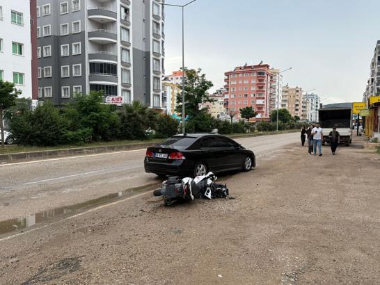 Motosiklet, hafif ticari araç ve otomobilin çarpıştığı kazada 2 kişi yaralandı