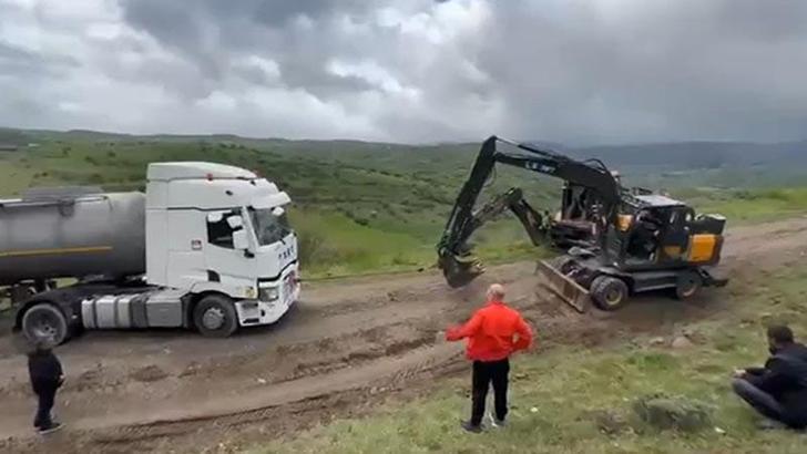 Bayram trafiğinden kaçıp orman yollarına giren sürücülerin araçları çamura saplandı