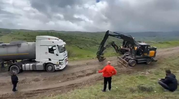Bayram trafiğinden kaçıp orman yollarına giren sürücülerin araçları çamura saplandı