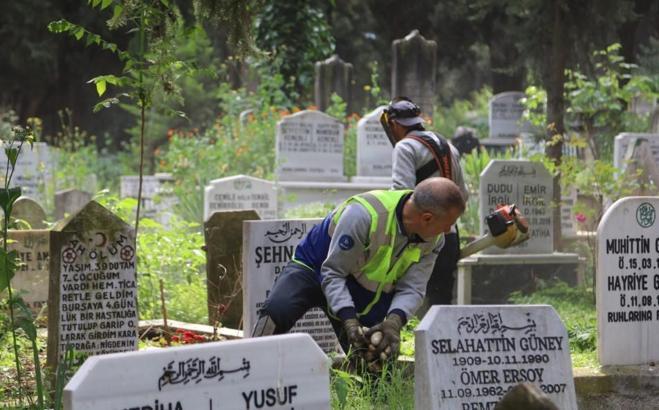 Bursa’da mezarlıklar bayrama hazır