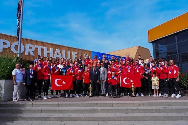 Bakan Bak’tan milli karatecilere tebrik