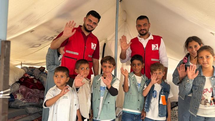 Türk Kızılay'dan Gazzeli çocuklara bayramlık kıyafet yardımı