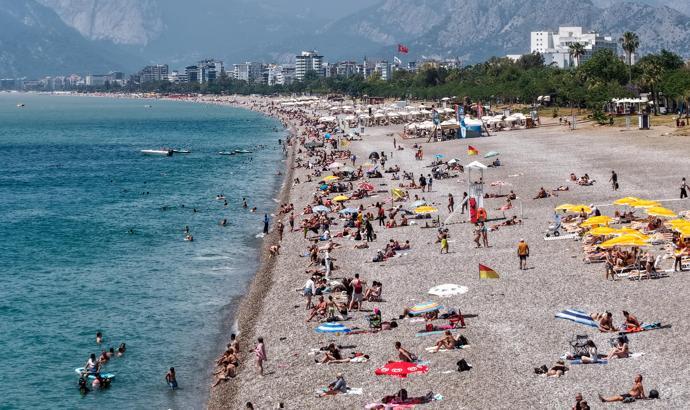 Antalya’da bayram tatilinde sahiller doldu