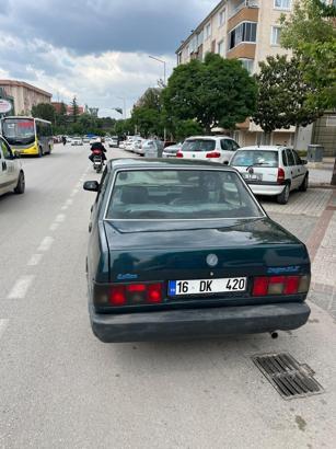 Otomobilinin sol ön kapısını açıp, ayağıyla tutarak trafikte ilerledi (2)