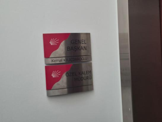 Kılıçdaoğlu'nun fotoğrafı genel merkeze tekrar asıldı