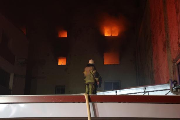 İzmir’de 5 katlı ayakkabı imalathanesinde çıkan yangın söndürüldü