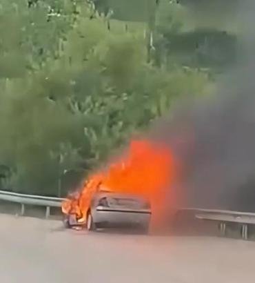 Tokat’ta seyir halindeki otomobil yandı