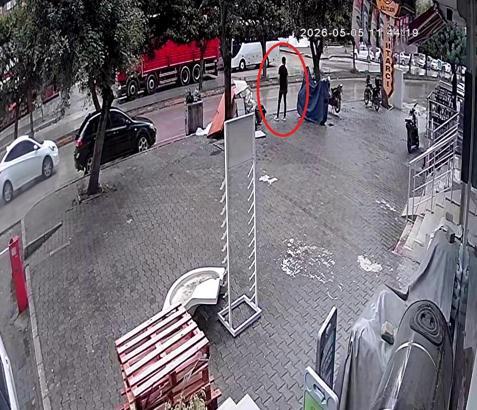 Kask takıp girdiği telefon bayisini soydu