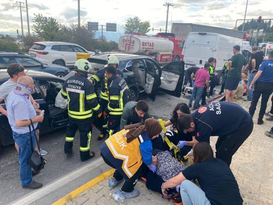 Antalya Kavşağı’nda zincirleme kaza: 5 yaralı