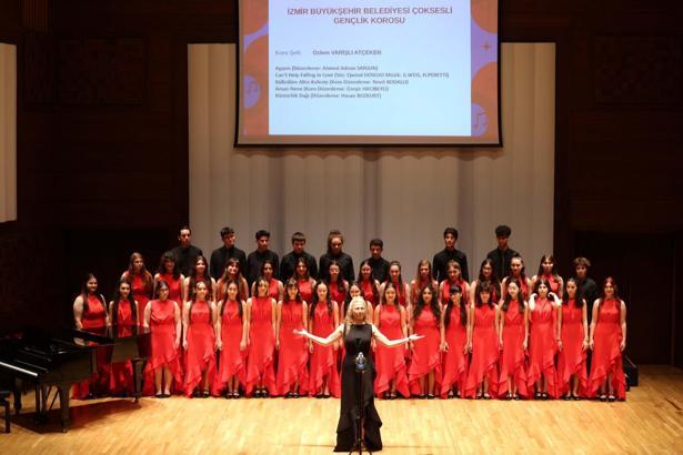 İzmir Uluslararası Çoksesli Korolar Festivali finalinde ödüller sahiplerini buldu