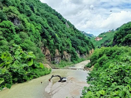 Derede balık avlarken yeğeniyle akıntıya kapılan amcayı arama çalışmaları sürüyor; son anları kamerada