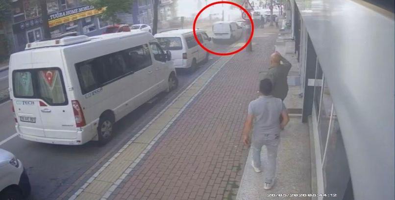Hafif ticari aracın park halindeki 6 araca çarptığı kaza kamerada