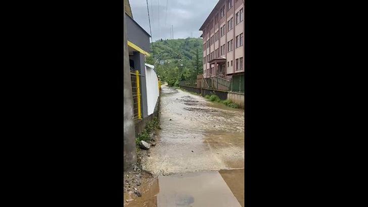 Rize’de sağanak; çay fabrikası ile inşaat alanını su bastı