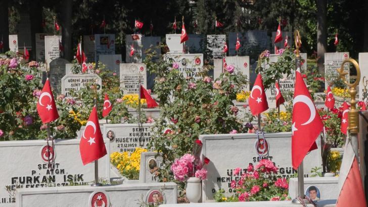 Vali Gül, Edirnekapı Şehitliği'ni ziyaret etti