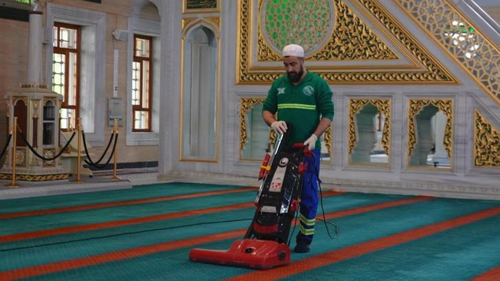 Arnavutköy‘de bayram öncesi camiler ve mezarlıklarda çalışmalar sürüyor