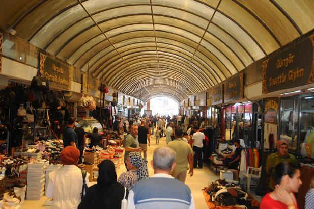 Hatay'da bayram alışverişi için vatandaşlar prefabrik olarak kurulan Uzun Çarşı’ya akın etti