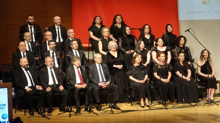 Doktor, hemşire ve hastane çalışanlarından Türk halk müziği konseri
