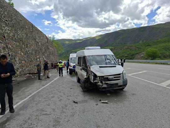 Bingöl’de minibüs ile otomobil çarpıştı: 2 yaralı