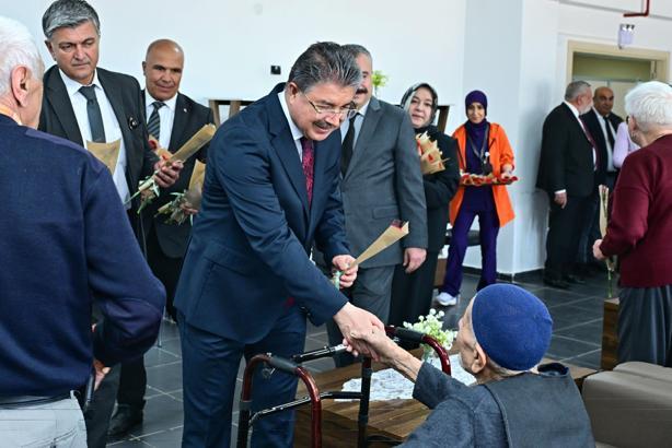 Vali Yılmaz, yaşlı bakım merkezini ziyaret etti