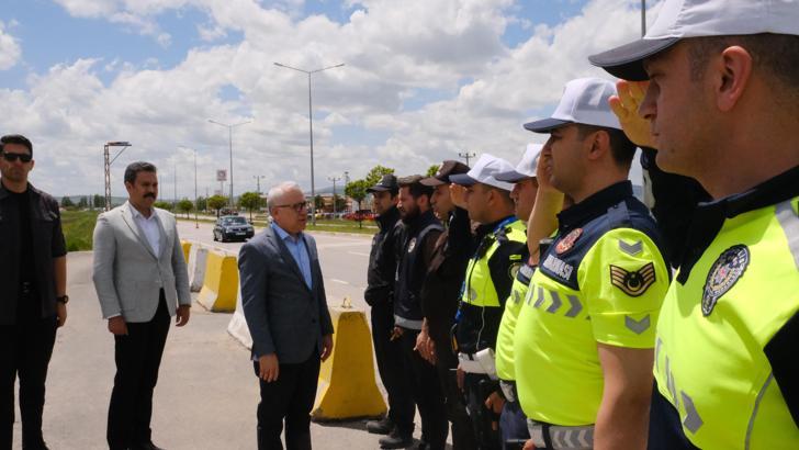 Vali Şimşek Şarkışla'da trafik denetim noktasını ziyaret etti
