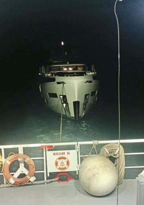 Çanakkale Boğazı'nda sürüklenen tekne kurtarıldı