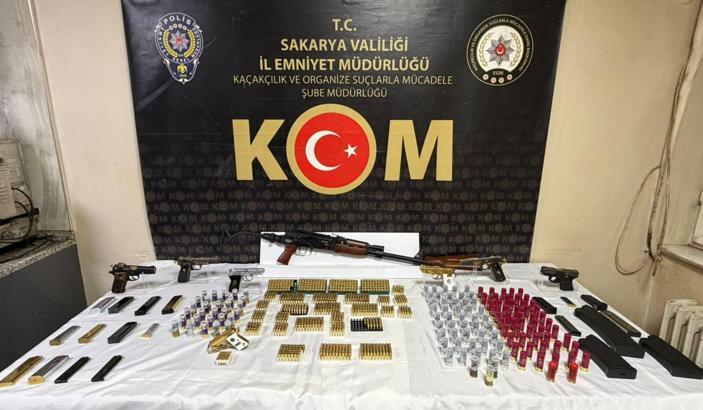 Sakarya'da iki ayrı evde yapılan aramada tabancalar, tüfek ve mühimmat ele geçirildi