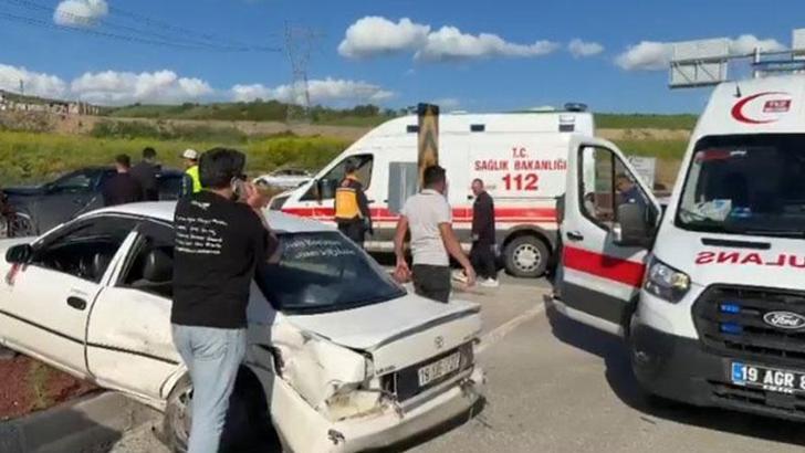 Çorum'da iki otomobil çarpıştı: 4 yaralı