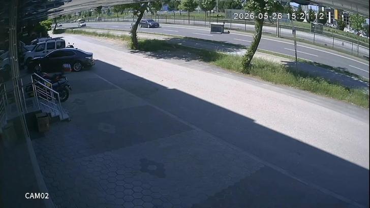 Bursa'da kamyonet kasasından demir kafes düştü; o anlar kamerada