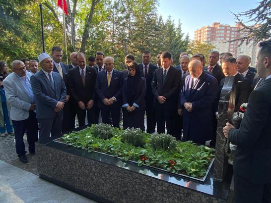 Bahçeli, Türkeş'in mezarını ziyaret etti