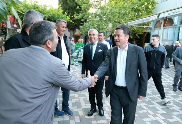 Osmangazi Belediye Başkanı Erkan Aydın vatandaşlarla bayramlaştı