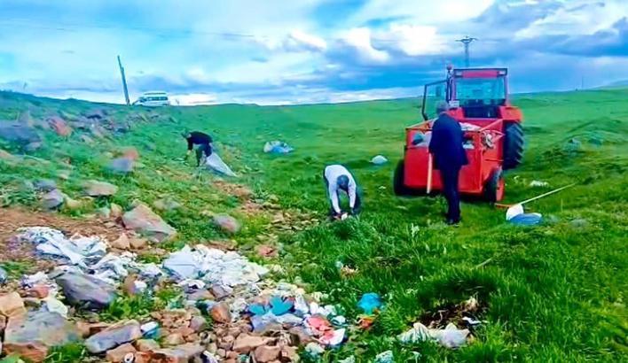 Kars’ta muhtarlar el ele verdi, köy girişlerindeki çöpleri temizledi