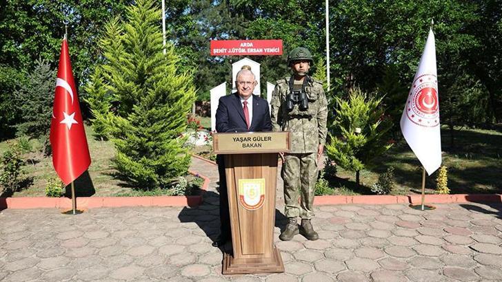 Bakan Güler, Yunanistan sınırında Mehmetçikle bayramlaştı