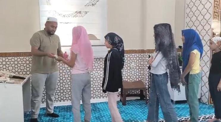 Çocuklar camide bayramlaştı