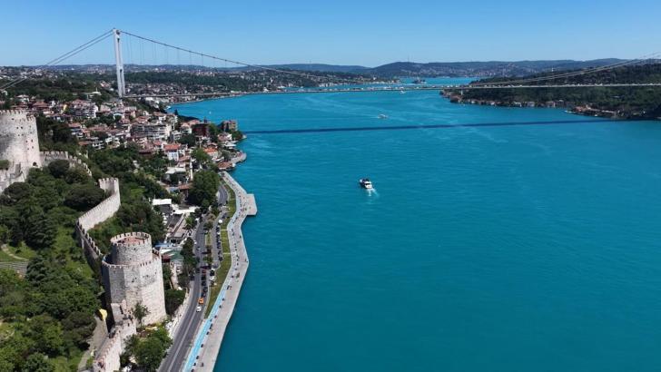İstanbul Boğazı turkuaz renge büründü