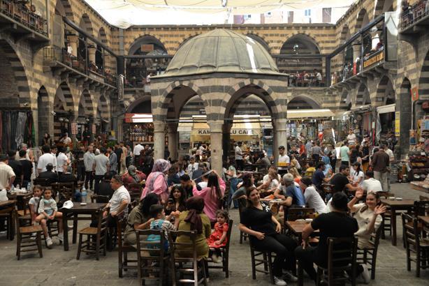 Diyarbakır’da, bayram tatilinde Sur’daki tarihi mekanlarda yoğunluk