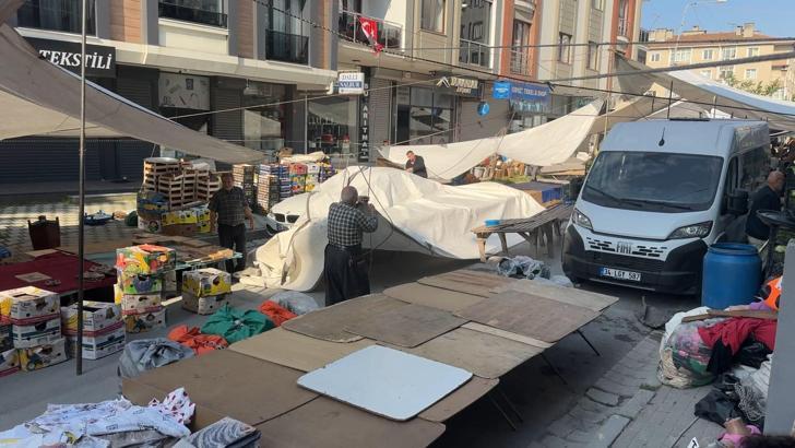 Avcılar'da pazar erken kuruldu, park eden araçlar esnafı mağdur etti