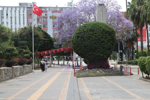 Adana'da bayram sessizliği; cadde ve sokaklar boş kaldı