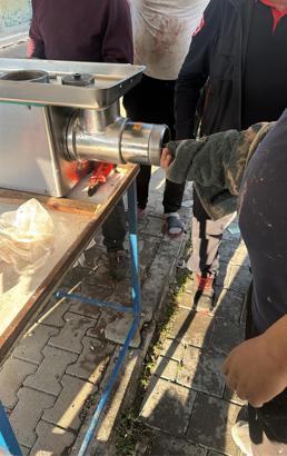 Elini kıyma makinesine kaptıran esnaf yaralandı