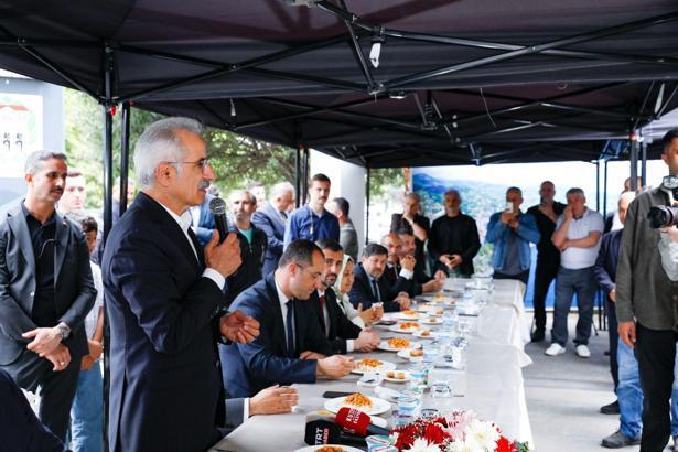 Bakan Uraloğlu memleketi Trabzon'da vatandaşlarla bayramlaştı