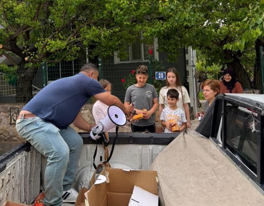 Megafonla sokak sokak gezip mahallelinin bayramını kutladı