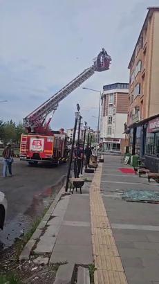 Kars’ta şiddetli rüzgârda bir apartmanın çatısı uçtu