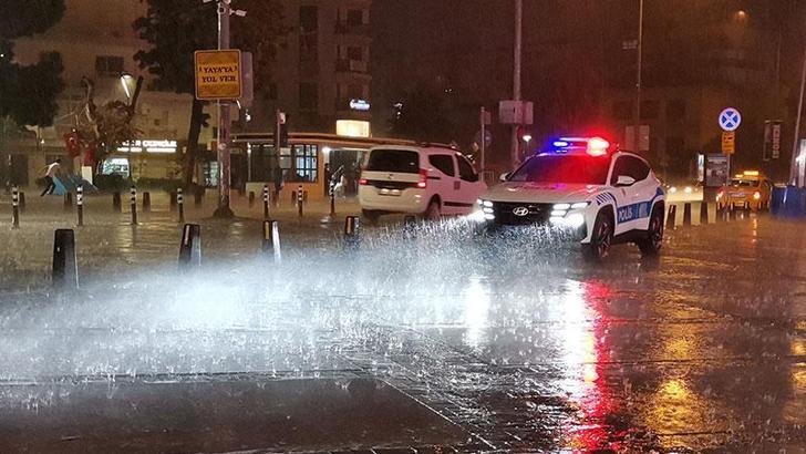 İzmir’de kısa süreli sağanak yağış etkili oldu