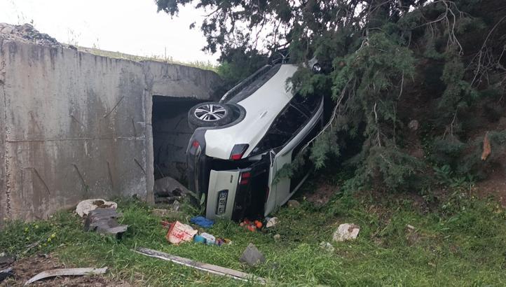 Şarampole devrilen otomobilde 4 kişi yaralandı