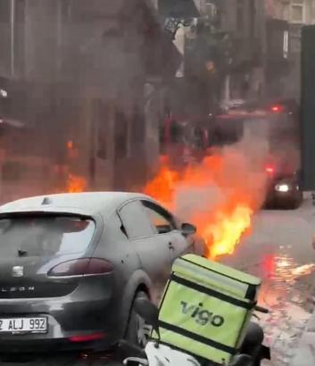 Beyoğlu’nda seyir halindeki otomobil alev alev yandı