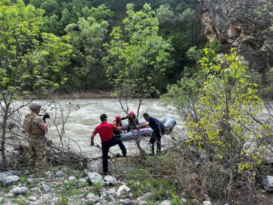 Pülümür Çayı’nda ağaçta mahsur kaldı, ekipler kurtardı